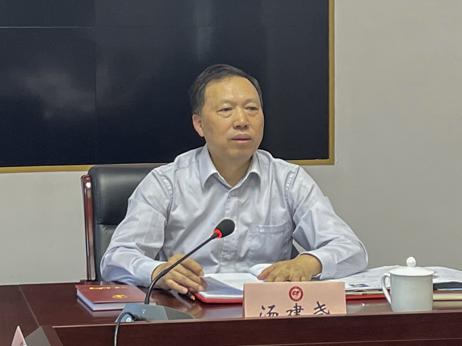 【主题教育】社市委会理论学习中心组召开2025年第四次专题学习会议