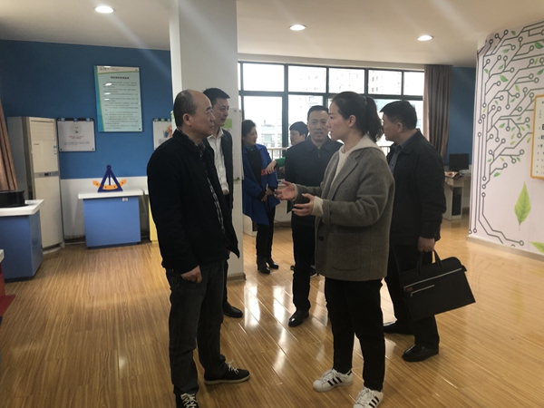 中共市委统战部副部长饶福明一行到西湖社区考察同心创建工作